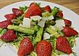 Gr&uuml;ner Spargel mit Erdbeeren, Rucola und Fruchtdressing