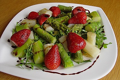 Grüner Spargel mit Erdbeeren, Rucola und Fruchtdressing 4