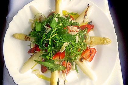 Grüner Spargel mit Erdbeeren, Rucola und Fruchtdressing 9