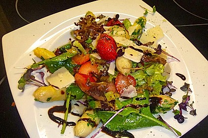 Grüner Spargel mit Erdbeeren, Rucola und Fruchtdressing 6