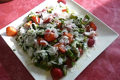 Grüner Spargel mit Erdbeeren, Rucola und Fruchtdressing 14
