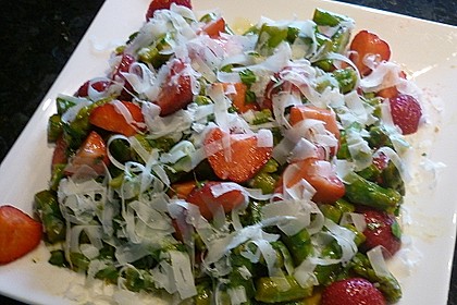 Grüner Spargel mit Erdbeeren, Rucola und Fruchtdressing 15
