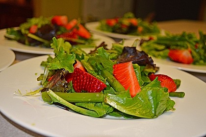 Grüner Spargel mit Erdbeeren, Rucola und Fruchtdressing 1