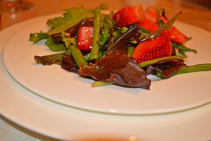 Grüner Spargel mit Erdbeeren, Rucola und Fruchtdressing 11