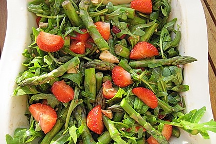 Grüner Spargel mit Erdbeeren, Rucola und Fruchtdressing 7