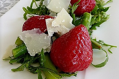 Grüner Spargel mit Erdbeeren, Rucola und Fruchtdressing 2