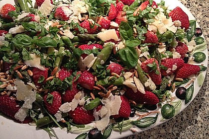 Grüner Spargel mit Erdbeeren, Rucola und Fruchtdressing 12