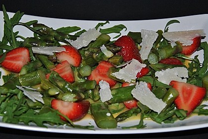 Grüner Spargel mit Erdbeeren, Rucola und Fruchtdressing 8