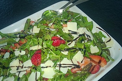 Grüner Spargel mit Erdbeeren, Rucola und Fruchtdressing 13