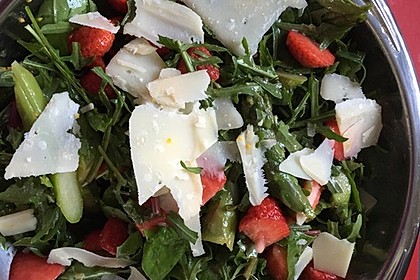 Grüner Spargel mit Erdbeeren, Rucola und Fruchtdressing 10