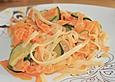 Zucchini-M&ouml;hren Nudeln mit einer cremigen Sauce