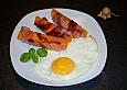 S&uuml;&szlig;kartoffeln mit Bacon und Eiern