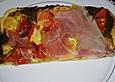 Pizza mit Pesto, Tomaten und Schinken