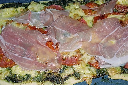 Pizza mit Pesto, Tomaten und Schinken 1