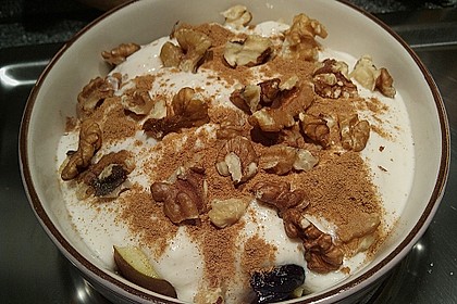 Apfel-Pflaumen-Fr&uuml;hst&uuml;ck mit Zimtjoghurt und Waln&uuml;ssen 1