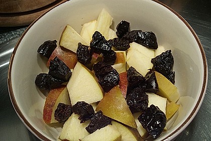 Apfel-Pflaumen-Fr&uuml;hst&uuml;ck mit Zimtjoghurt und Waln&uuml;ssen 2