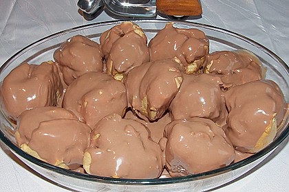 Profiteroles-gef&uuml;llte Windbeutel