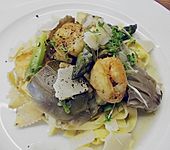 Pasta mit gr&uuml;nem Spargel, Garnele, Artischocken und Austernpilzen (Bild)