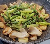 Pasta mit gr&uuml;nem Spargel, Garnele, Artischocken und Austernpilzen (Bild)