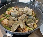 Pasta mit gr&uuml;nem Spargel, Garnele, Artischocken und Austernpilzen (Bild)