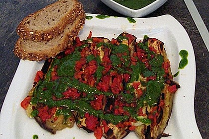 Aubergine-Paprika mit Petersilie-Knoblauch So&szlig;e