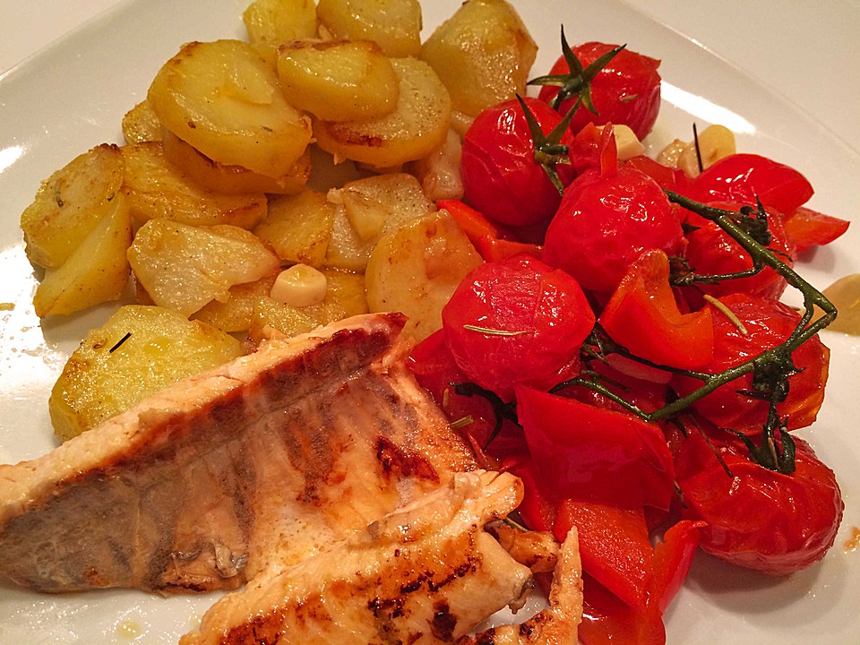 Fischfilet &amp;#39;Mediterran&amp;#39; mit Kartoffeln, Tomaten, Olivenöl und Knoblauch ...