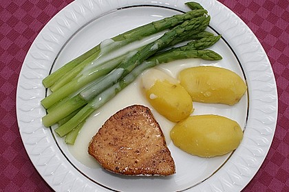 Medaillons vom wei&szlig;en Thunfisch mit gr&uuml;nem Spargel und Kartoffeln