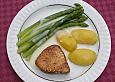 Medaillons vom wei&szlig;en Thunfisch mit gr&uuml;nem Spargel und Kartoffeln