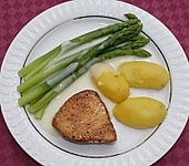 Medaillons vom wei&szlig;en Thunfisch mit gr&uuml;nem Spargel und Kartoffeln (Bild)