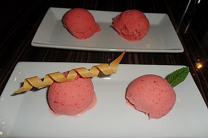 Erdbeer-Buttermilch Eis