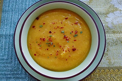 K&uuml;rbissuppe mit roten Linsen