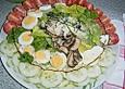 Gemischter Salatteller mit Champignons, Oliven und Joghurtdressing