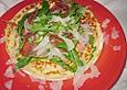 Parmesan-Crespelle mit Rucola und Parmaschinken