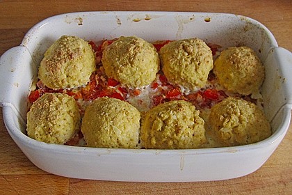 &Uuml;berbackene Tofub&auml;llchen auf Gem&uuml;sebett