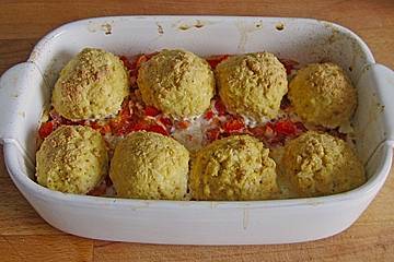 Überbackene Tofubällchen auf Gemüsebett