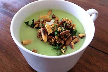 Avocadosuppe mit Pinienkernen