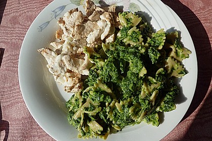 Putenbrust mit Spinat und Vollkornnudeln