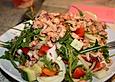 Gro&szlig;er gemischter Salat mit Nordseekrabben