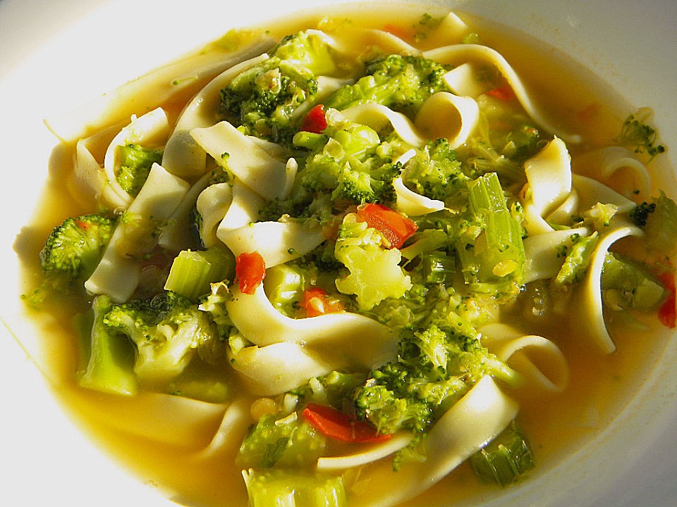 Brokkoli - Gemüsesuppe mit Roten Linsen und Nudeln (Rezept mit Bild ...