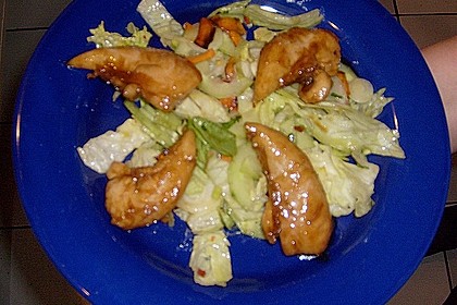 Asiatischer Eisbergsalat mit gebratener H&uuml;hnerbrust