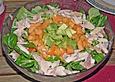 Feldsalat mit Papaya und Avocado an ger&auml;ucherter Forelle