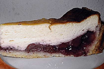 Kirschk&auml;setorte mit Mandelrand