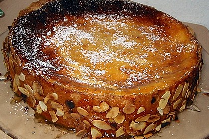 Kirschk&auml;setorte mit Mandelrand 1