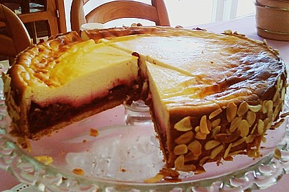 Kirschk&auml;setorte mit Mandelrand 2