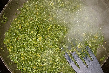 Blattspinat mit Zwiebeln 1