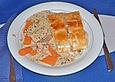 Fischstrudel mit Basilikumsauce, Karotten und Salat