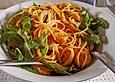 Bandnudeln mit Rucola in Tomaten-Butter-So&szlig;e