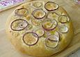 Focaccia mit Rosmarin und Zwiebelringen