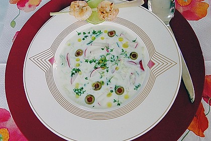 Pikante Buttermilch-Kaltschale mit Zitronengras-Garnelenspie&szlig;