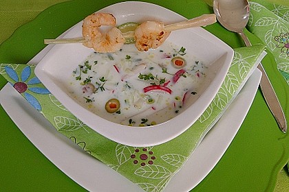 Pikante Buttermilch-Kaltschale mit Zitronengras-Garnelenspie&szlig; 1